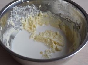 将冷藏后的淡奶油倒入奶酪糊中