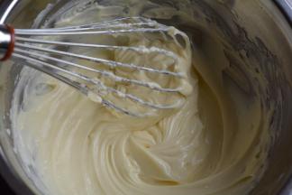 下面来做夹心：奶油奶酪300克，淡奶油70克，白糖30克；将奶油奶酪和白糖放在打蛋盆里，隔热水融化，这样会更细腻无颗粒，晾凉后使用