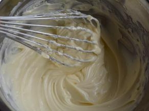 下面来做夹心：奶油奶酪300克，淡奶油70克，白糖30克；将奶油奶酪和白糖放在打蛋盆里，隔热水融化，这样会更细腻无颗粒，晾凉后使用