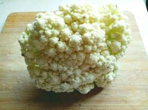 首先将有机花菜，清理一下。