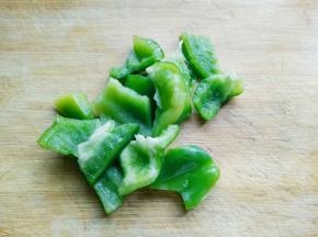 青椒洗干净掰快。(用手掰就可以哦)