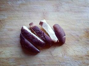 香菇冷水冲洗，切长条。