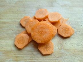 胡萝卜去皮，切薄片。