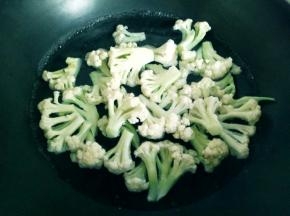 锅中加入水，大火烧开，将切好的有机花菜放入锅中焯水，大火煮至花菜变色。