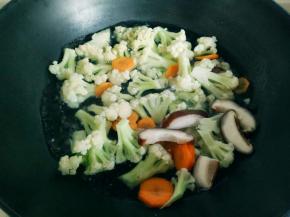 加入配菜，1分钟即可捞出，过冷水，淋干水份。