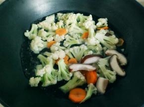 加入配菜，1分钟即可捞出，过冷水，淋干水份。