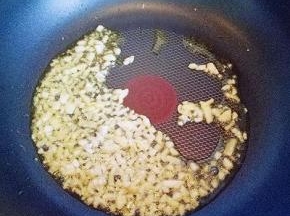 锅中加入油，油温7成时加入姜蒜炒香。
