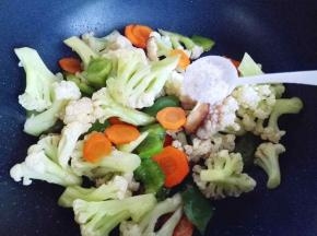 加入盐(可以根据个人喜欢调味)