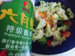 加入上生抽，再加入少半碗水，大火烧开。