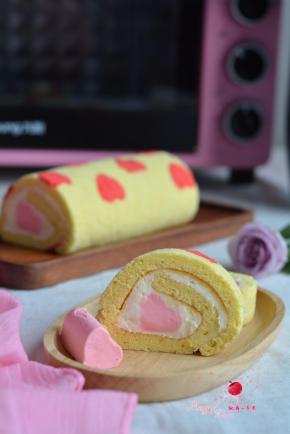 卷好后，入冰箱冷藏1小时以上再取出切块食用