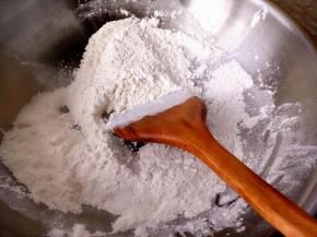 把糯米粉和面粉放入锅中炒熟备用(每样放65克炒熟了就剩55克了)