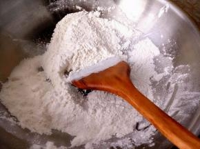 把糯米粉和面粉放入锅中炒熟备用(每样放65克炒熟了就剩55克了)