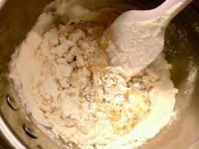 先做皮，转化糖浆，枧水，花生油混合均匀，倒入中筋面粉和奶粉。揉匀