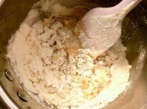 先做皮，转化糖浆，枧水，花生油混合均匀，倒入中筋面粉和奶粉。揉匀