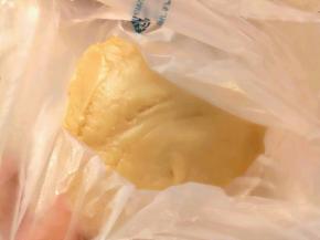 把和好的面团放保鲜袋里，松驰2-4个小时。