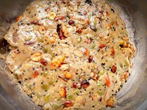 炒好的坚果里倒入蜂蜜，麦芽糖，花生油，水。混合后再倒入炒好的糯米粉和面粉。用手揉均匀。