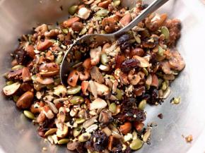 所有坚果在锅中用少许油炒一下，这样会很香。