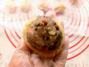 取一份皮包上馅。包好在面粉里粘一圈，把多余的面粉去掉。