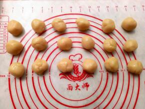 皮分成20克一个小团（可以分17个）我这回多匀出来一个要包个蛋黄的，哈哈