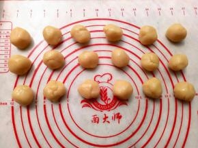 皮分成20克一个小团（可以分17个）我这回多匀出来一个要包个蛋黄的，哈哈