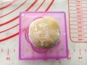 放入阳晨和果子模具里一压就好了