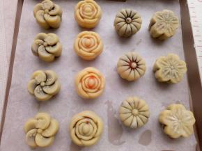 烤箱预热190度。全部都压好后，表面喷薄薄一层水。