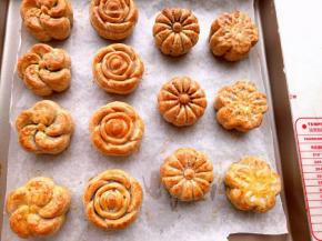 入烤箱190度烤5分钟。定型后取出刷薄薄一层蛋液(蛋黄加点清水)。再180度烤15分钟。