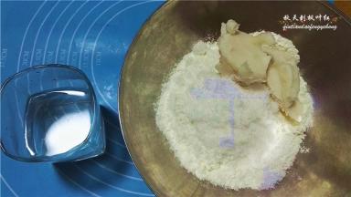 200克面粉、30克白糖和60克猪油放入容器内，准备好80克清水；