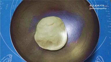 慢慢加入清水，和成光滑柔韧的面团，盖上保鲜膜饧30分钟以上；