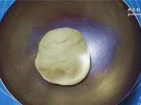 慢慢加入清水，和成光滑柔韧的面团，盖上保鲜膜饧30分钟以上；