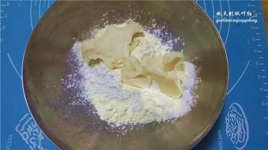 制作油酥面团：低粉140克与猪油70克混合；