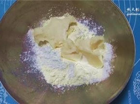 制作油酥面团：低粉140克与猪油70克混合；