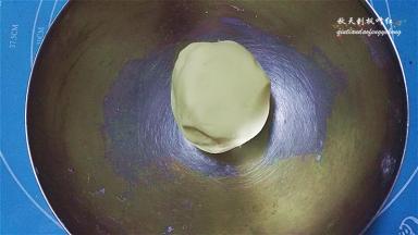 揉搓成团，盖上保鲜膜饧制30分钟；