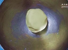 揉搓成团，盖上保鲜膜饧制30分钟；