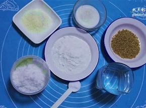 这时开始准备制作馅料，将所需材料准备好；糯米粉我是用微波炉烤熟的。