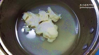 锅中倒入水，糖、盐和猪油；