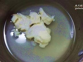 锅中倒入水，糖、盐和猪油；