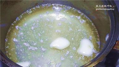 大火煮开，糖和猪油均融化；