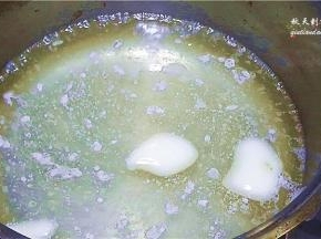 大火煮开，糖和猪油均融化；