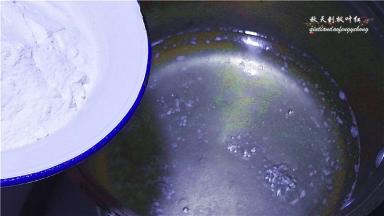 转小火，倒入糯米粉和椰蓉；