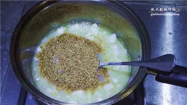 再将芝麻放入；