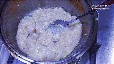 快速搅拌均匀，无干粉，离火冷却备用；