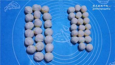 面团饧好后，开始分割水油皮和油酥面团；油酥分成每个约10克，水油皮同样均分成每个约18克，搓圆备用；