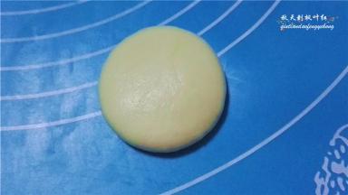 收口向下放置并按扁；