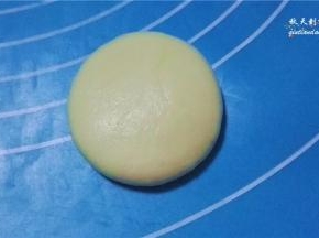 收口向下放置并按扁；