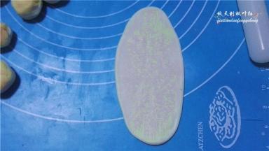 用擀面杖擀开成牛舌状；