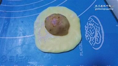 放上馅料，虎口收口包好；