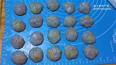 然后开始分割冷却后的馅料，分割成每个约18克，搓圆备用；