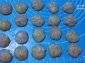 然后开始分割冷却后的馅料，分割成每个约18克，搓圆备用；