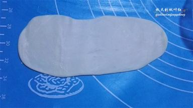 然后取一个面团再次擀开；